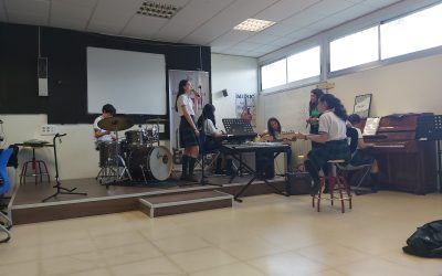 La escuela de música del colegio da un concierto